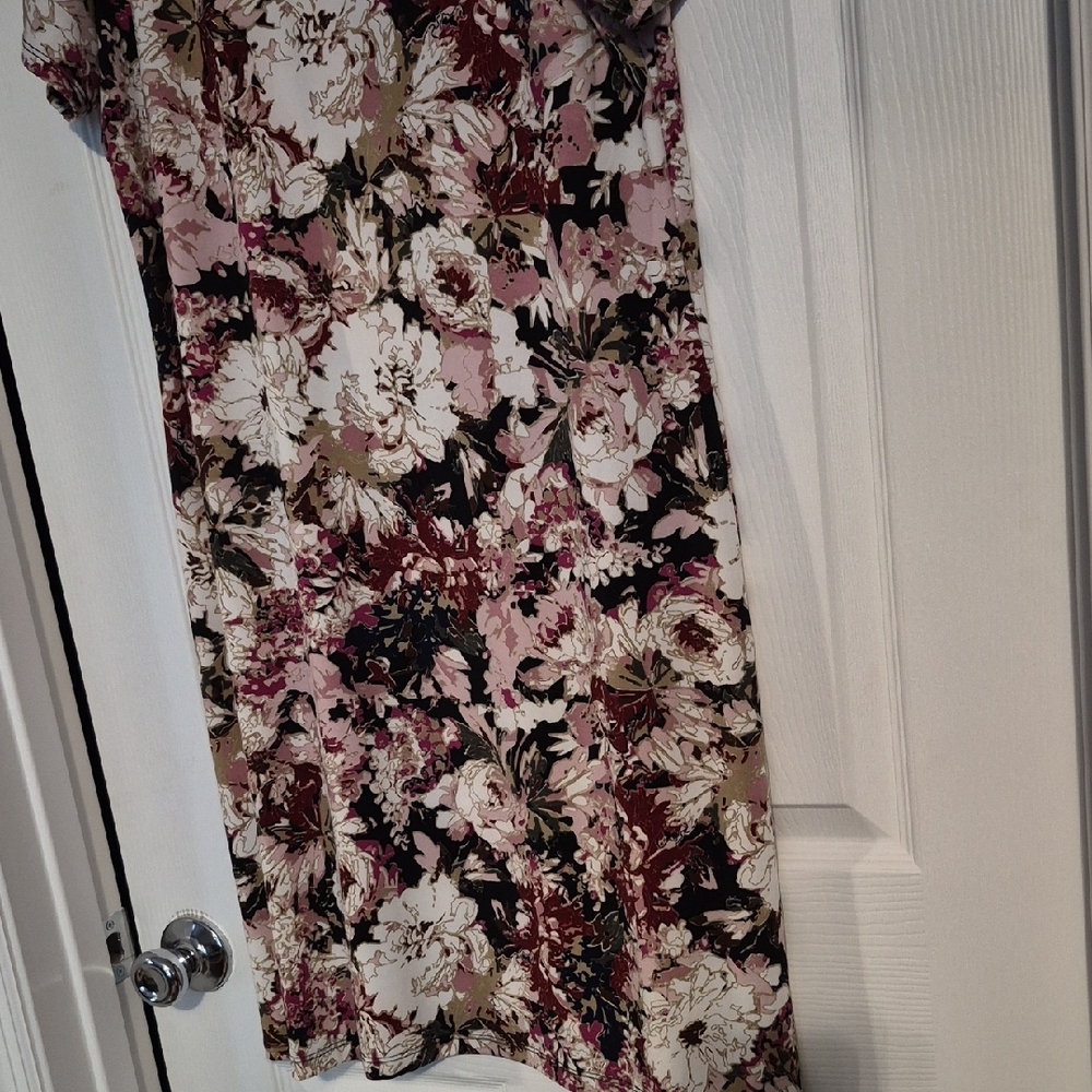 Avenue Floral Dress in Pink, Black & Cream - Picture 6 of 6